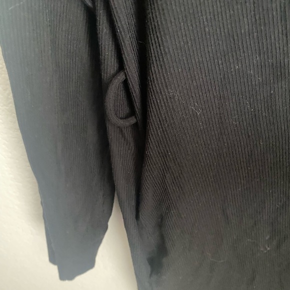 SKIMS Ribbed Black Wrap Robe - Picture 4 of 5